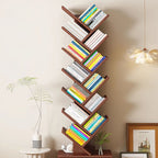 Hochformatiges Bücherregal mit schrägen Ablagen und unterem Schubladenfach