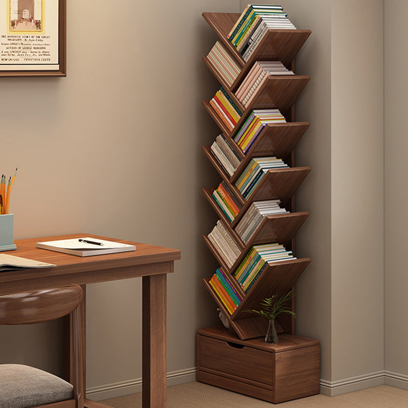 Hochformatiges Bücherregal mit schrägen Ablagen und unterem Schubladenfach