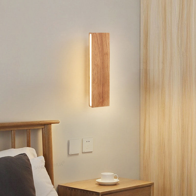 Rechteckige LED-Wandleuchte in Holzoptik mit warmem Lichtstreifen