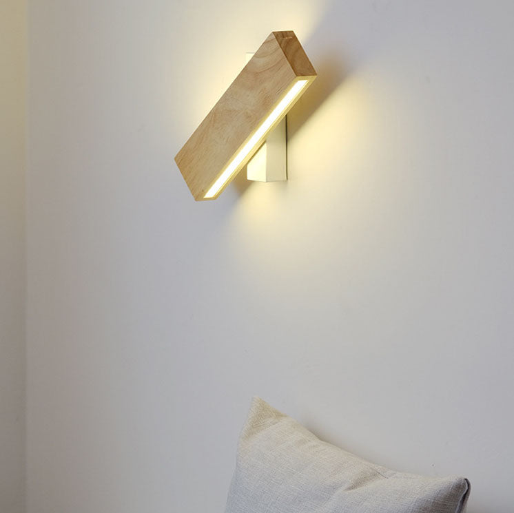 Rechteckige LED-Wandleuchte in Holzoptik mit warmem Lichtstreifen