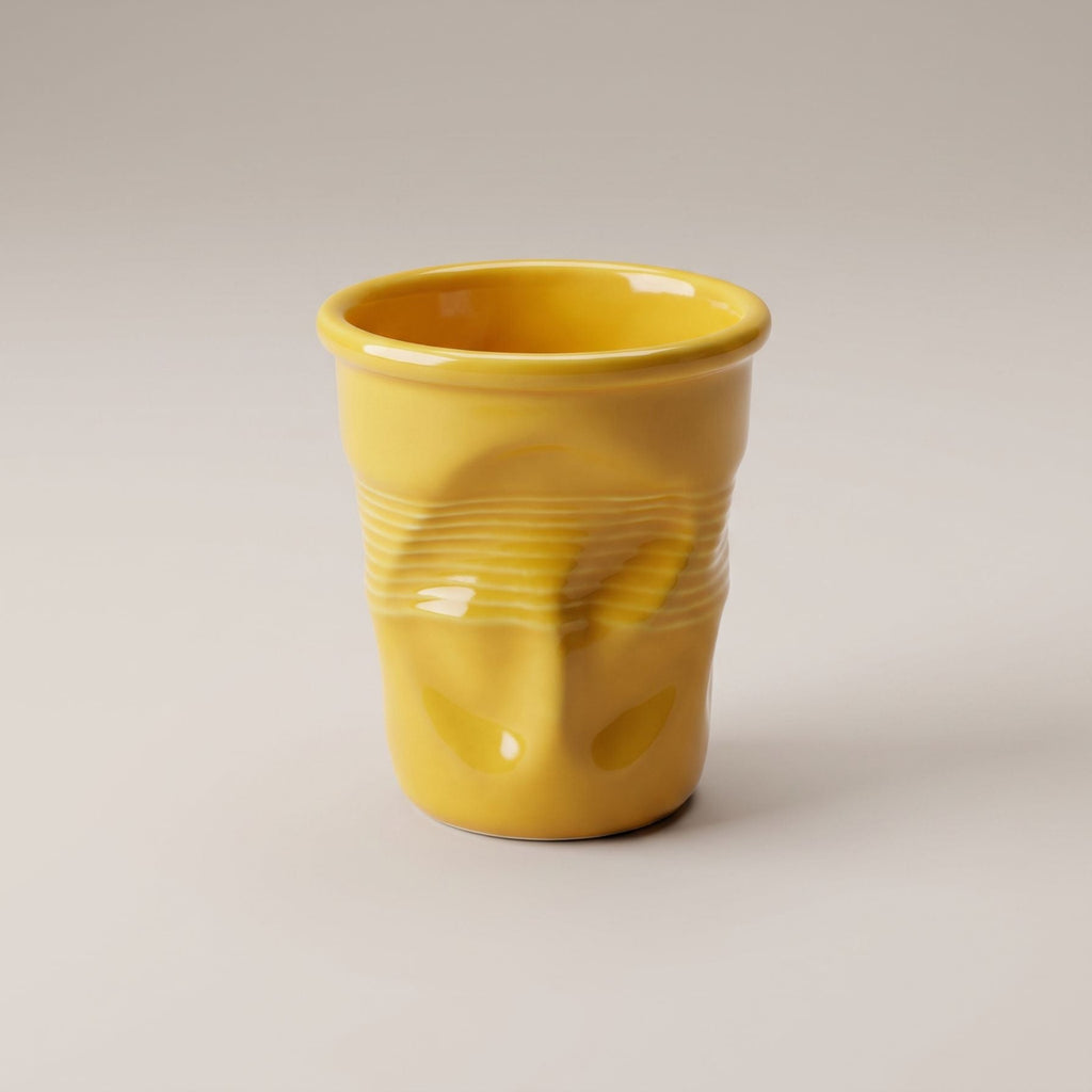 Henkelose Keramiktasse mit geriffelter Oberfläche und abgerundetem Rand