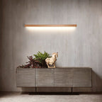 Lineare braune Wandleuchte mit Holzdekor und integrierter Lichtleiste