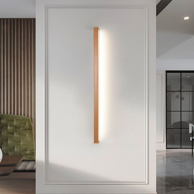 Lineare braune Wandleuchte mit Holzdekor und integrierter Lichtleiste