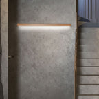 Lineare braune Wandleuchte mit Holzdekor und integrierter Lichtleiste