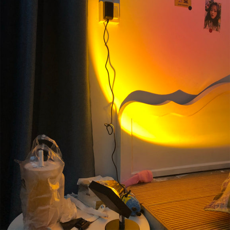 LED-Tischlampe mit rundem Standfuß und farbigem Lichtschein