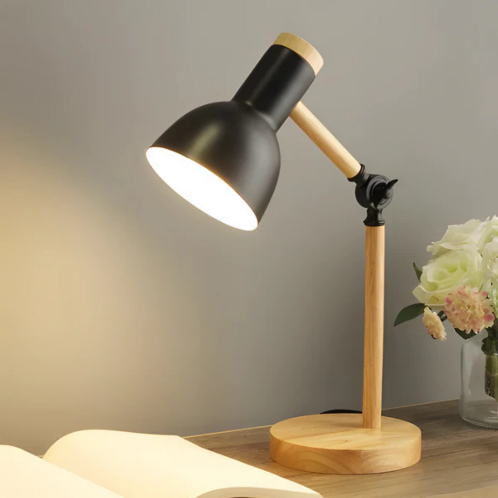 LED-Tischlampe mit verstellbarem Metallschirm und rundem Standfuß in Holzoptik