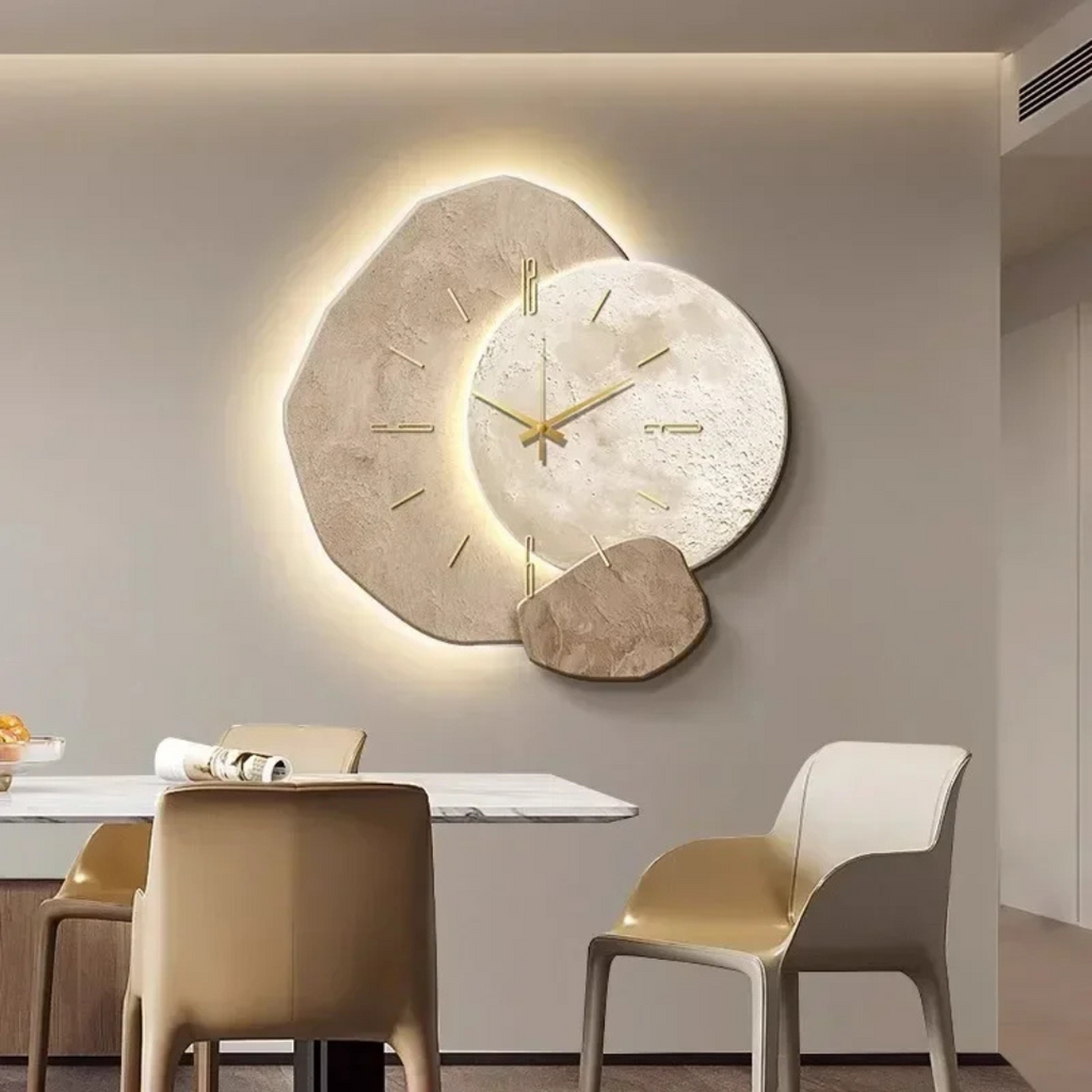 Dekorative Wanduhr in Holzoptik mit leuchtender LED-Hintergrundbeleuchtung