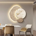 Dekorative Wanduhr in Holzoptik mit leuchtender LED-Hintergrundbeleuchtung