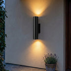 Wasserdichte Außenwandleuchte mit Lichtkegeln nach oben und unten an einer Hauswand