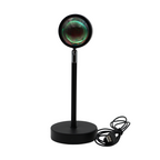 Schwarze LED-Sunset-Lampe mit rundem warmem Lichteffekt auf einem Tisch