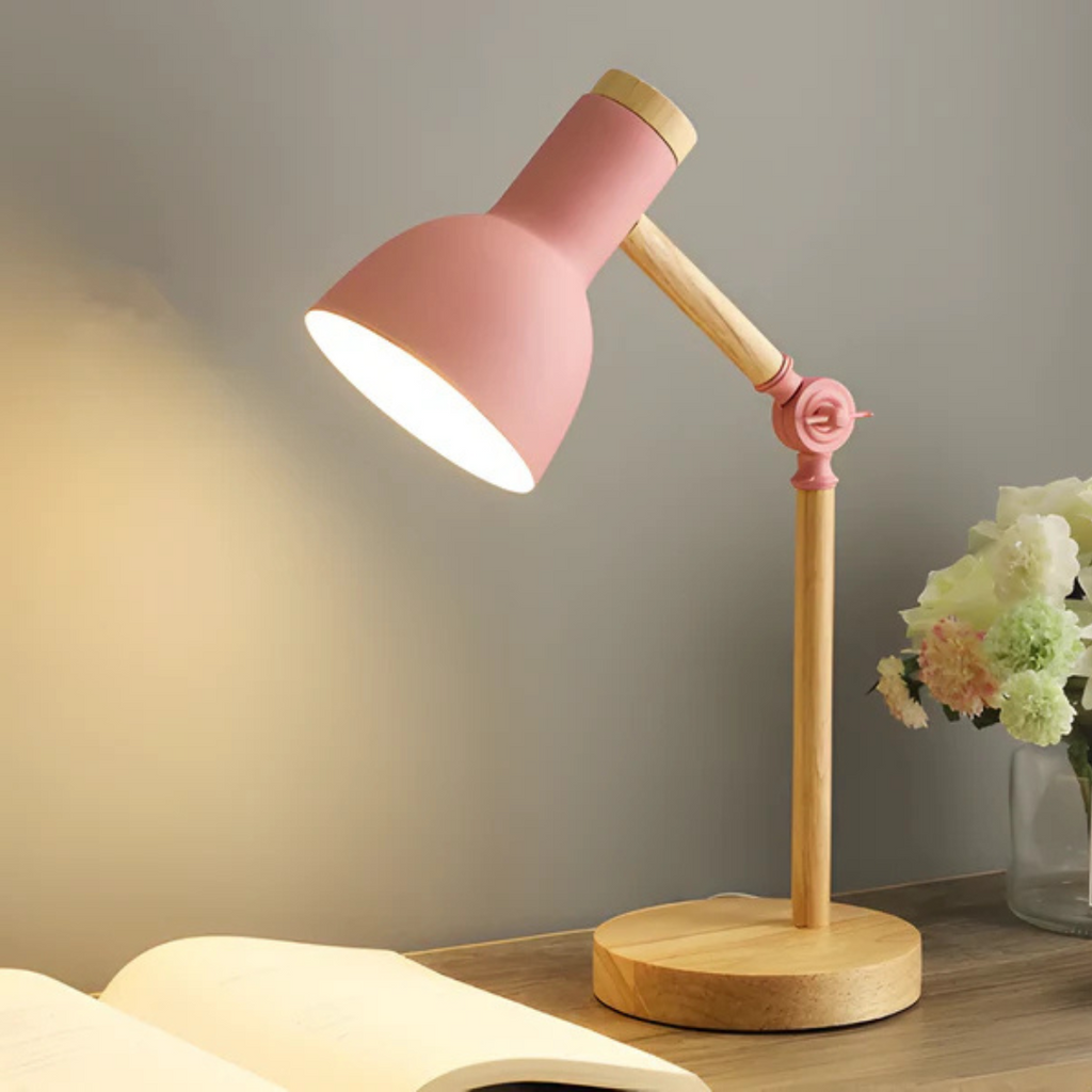 LED-Tischlampe mit verstellbarem Metallschirm und rundem Standfuß in Holzoptik