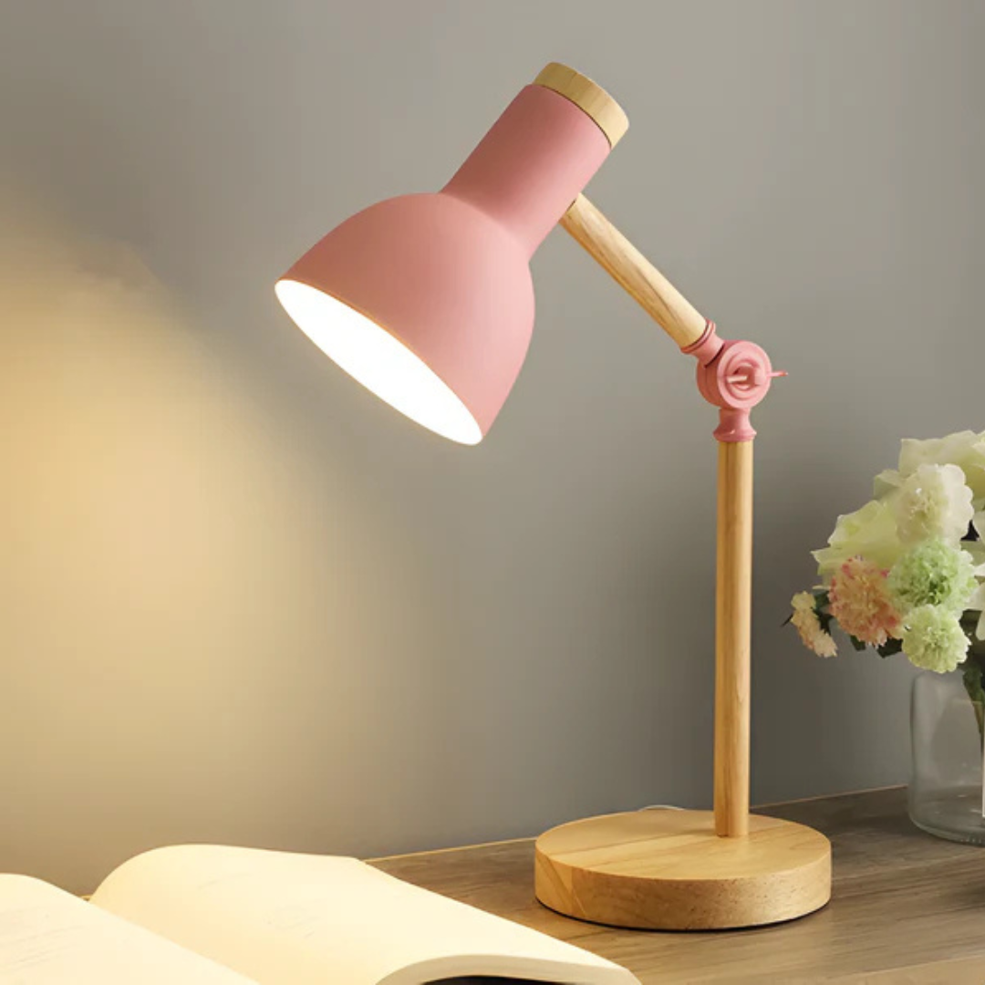LED-Tischlampe mit verstellbarem Metallschirm und rundem Standfuß in Holzoptik