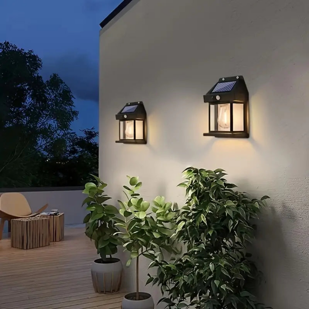 Solar-Wandleuchte im Laternen-Design mit Solarpanel und Bewegungssensor an einer Wand