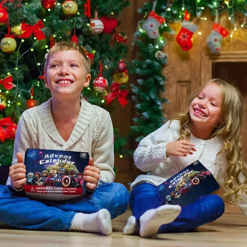 Adventskalender mit 24 Türchen und bunten Anime-Minifiguren im Pixelstil