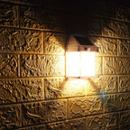 Solar-Wandleuchte im Laternen-Design mit Solarpanel und Bewegungssensor an einer Wand