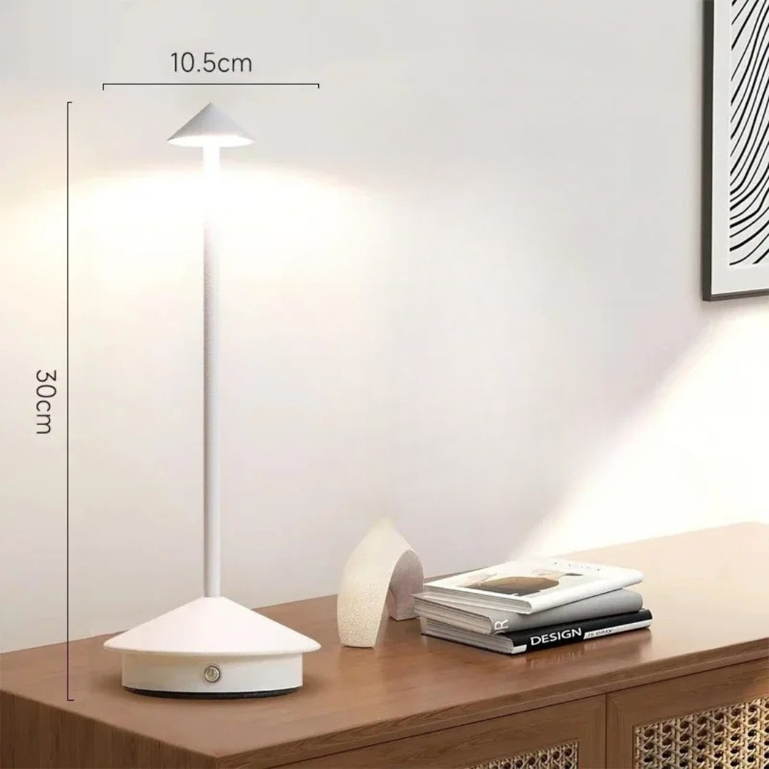 Wiederaufladbare LED-Tischleuchte mit kegelförmigem Schirm und runder Basis