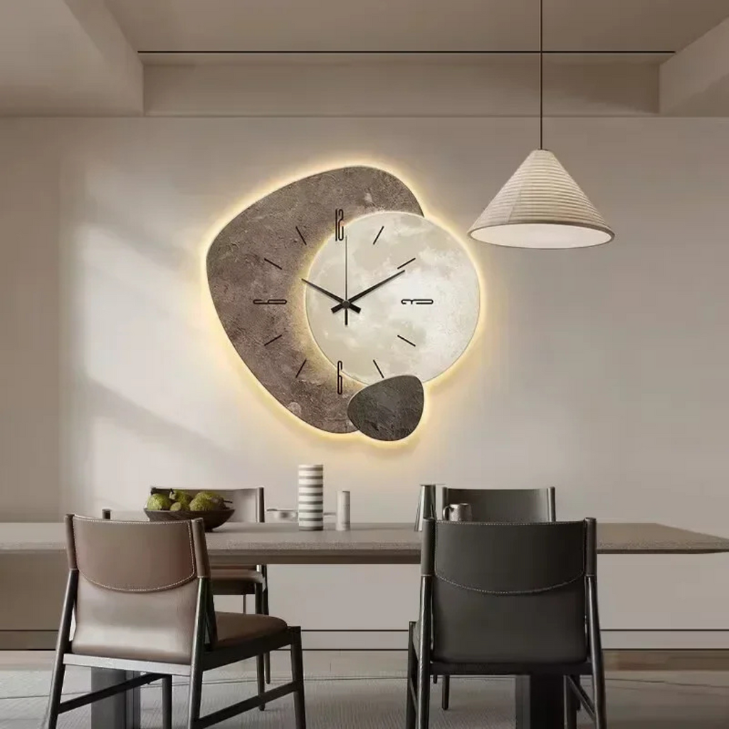 Dekorative Wanduhr in Holzoptik mit leuchtender LED-Hintergrundbeleuchtung
