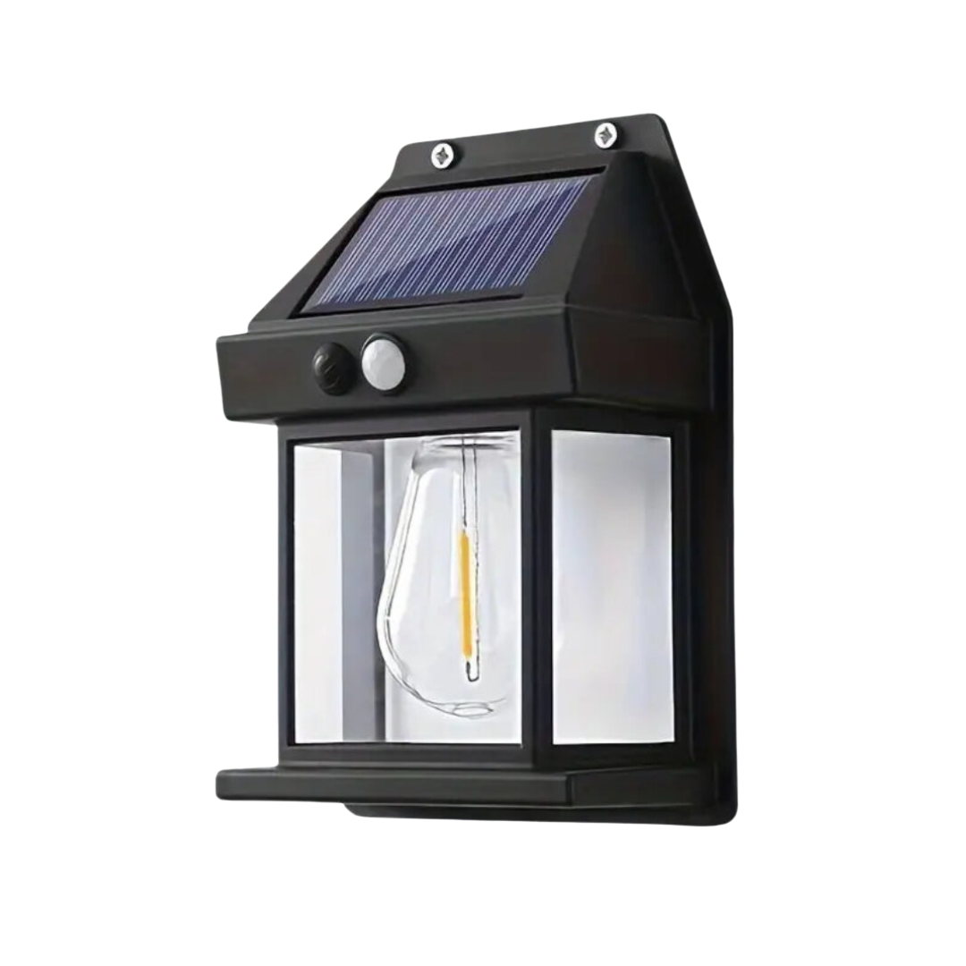 Solar-Wandleuchte im Laternen-Design mit Solarpanel und Bewegungssensor an einer Wand