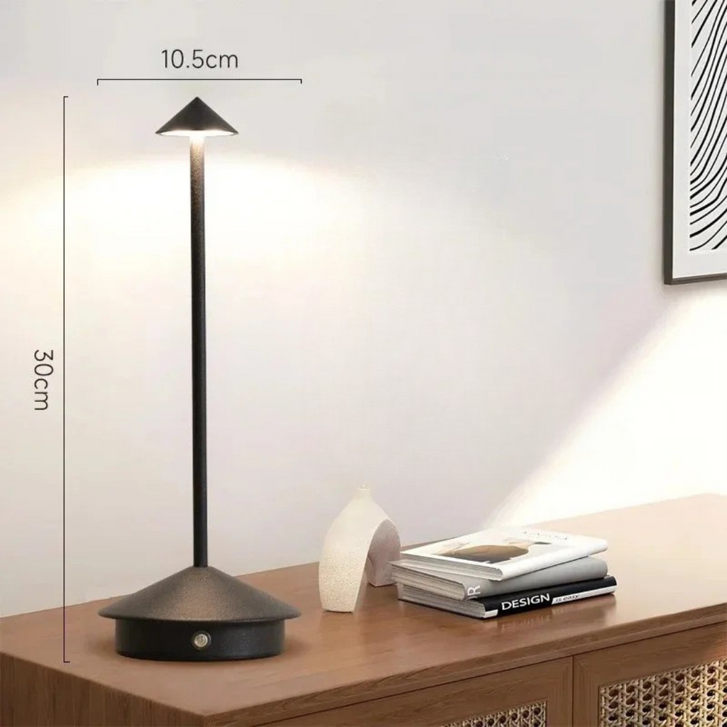 Wiederaufladbare LED-Tischleuchte mit kegelförmigem Schirm und runder Basis