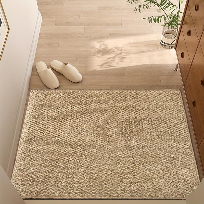 Beige rutschfeste Türmatte mit strukturierter Oberfläche vor einer Eingangstür
