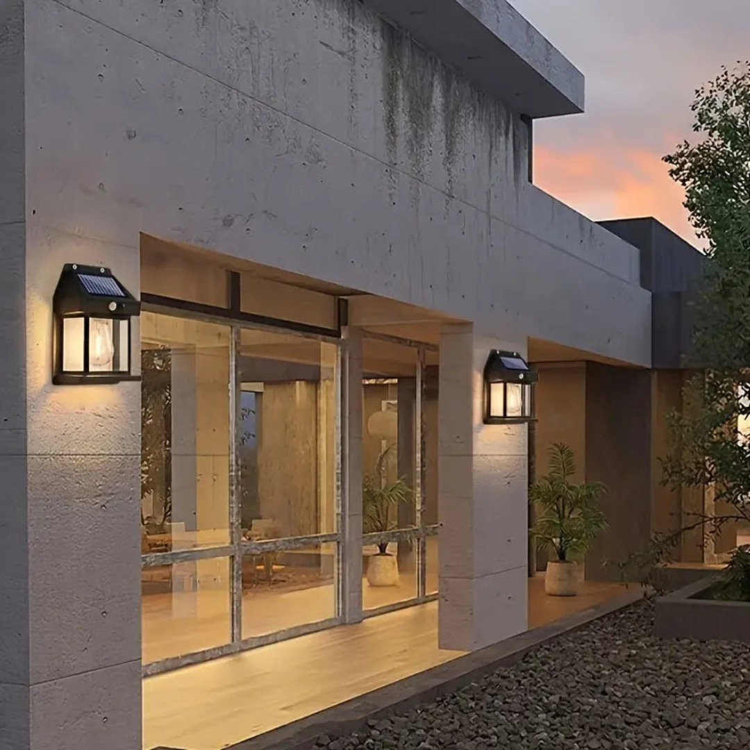 Solar-Wandleuchte im Laternen-Design mit Solarpanel und Bewegungssensor an einer Wand