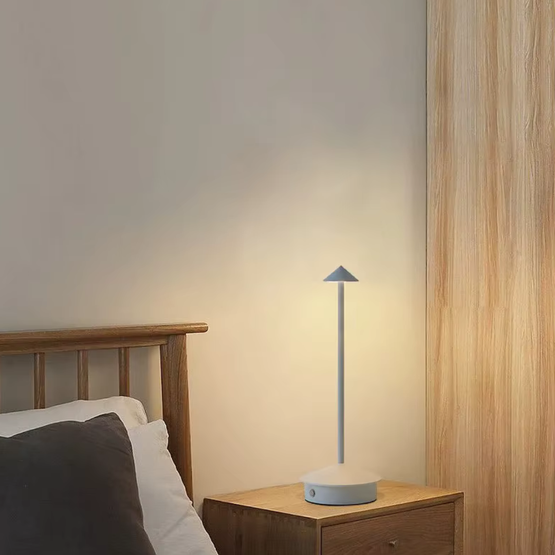 Wiederaufladbare LED-Tischleuchte mit kegelförmigem Schirm und runder Basis