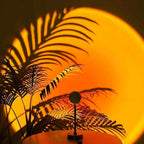 Schwarze LED-Sunset-Lampe mit rundem warmem Lichteffekt auf einem Tisch