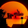 Schwarze LED-Sunset-Lampe mit rundem warmem Lichteffekt auf einem Tisch