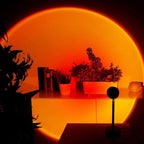 Schwarze LED-Sunset-Lampe mit rundem warmem Lichteffekt auf einem Tisch