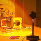 Schwarze LED-Sunset-Lampe mit rundem warmem Lichteffekt auf einem Tisch