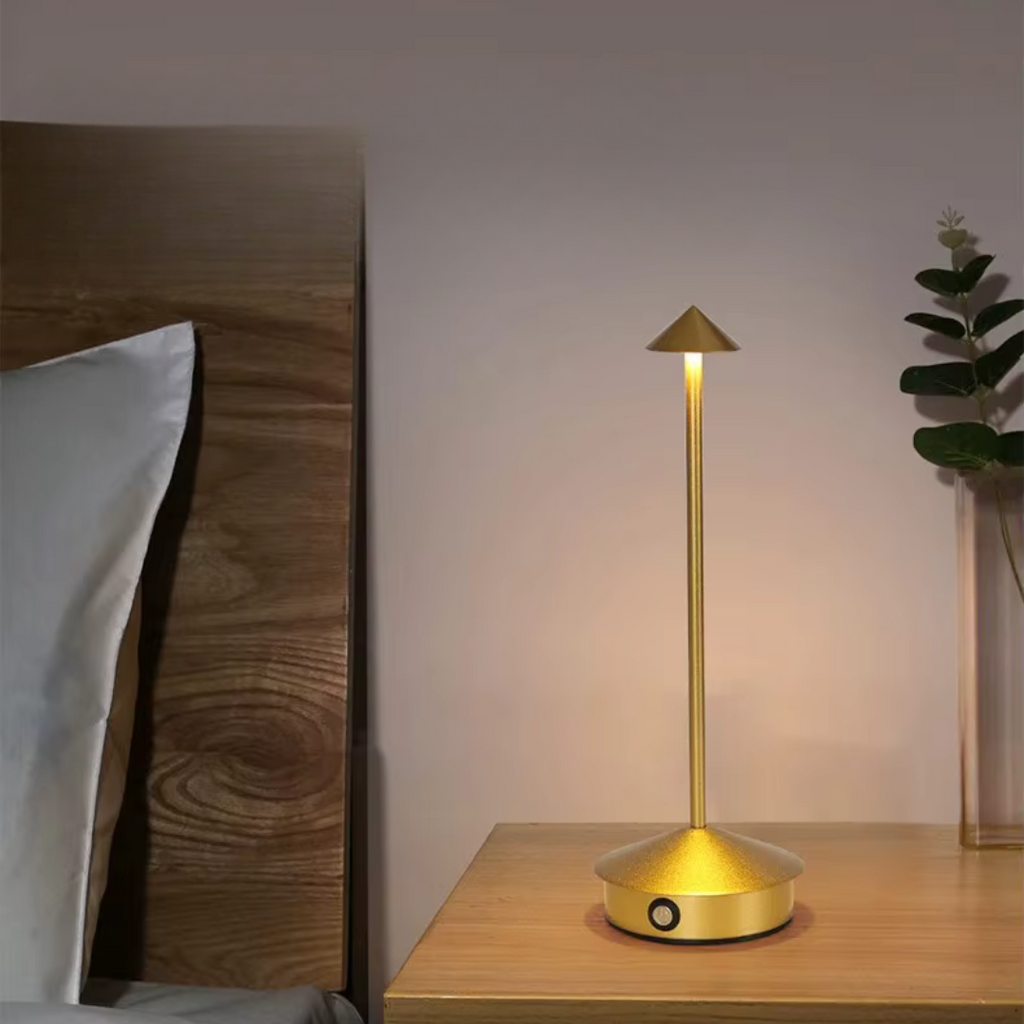 Wiederaufladbare LED-Tischleuchte mit kegelförmigem Schirm und runder Basis