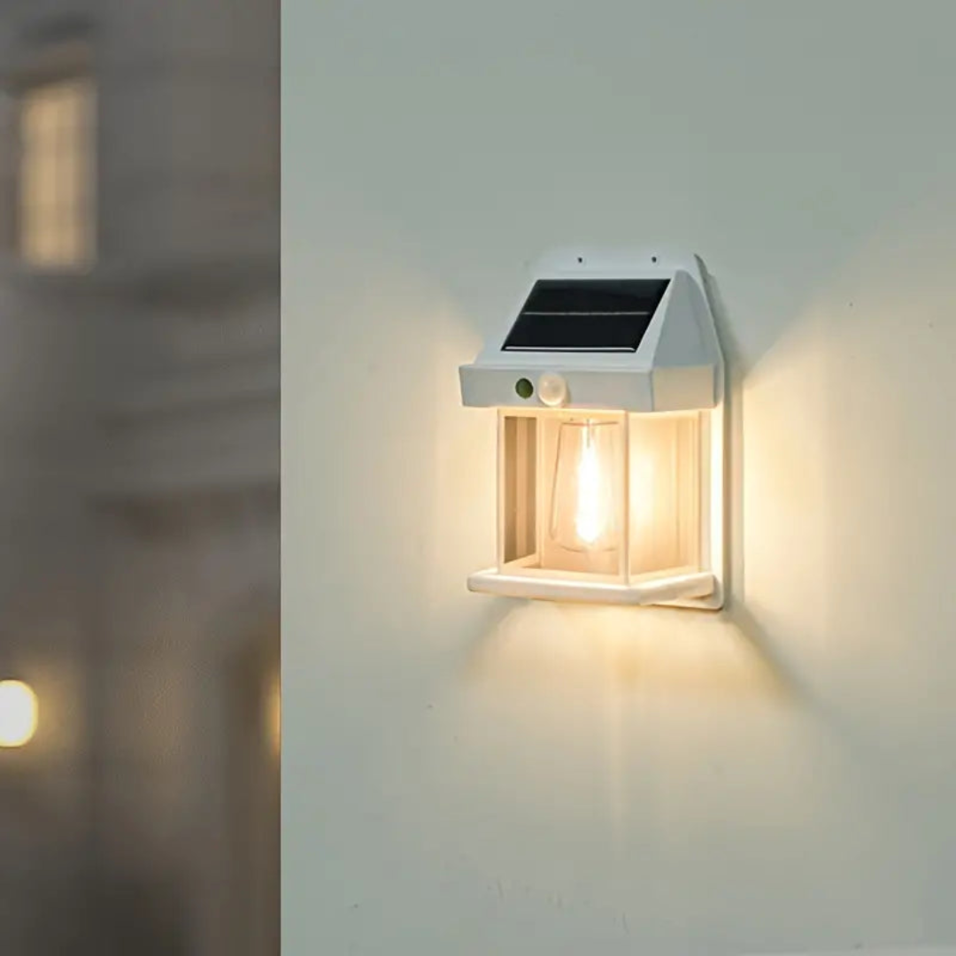 Solar-Wandleuchte im Laternen-Design mit Solarpanel und Bewegungssensor an einer Wand