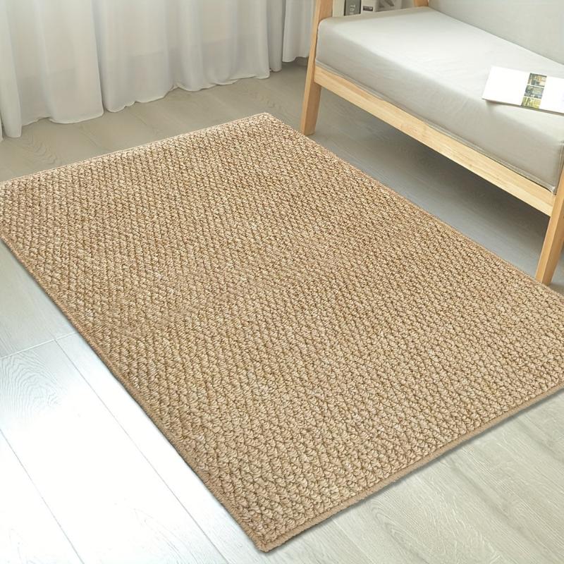 Beige rutschfeste Türmatte mit strukturierter Oberfläche vor einer Eingangstür