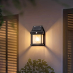 Solar-Wandleuchte im Laternen-Design mit Solarpanel und Bewegungssensor an einer Wand