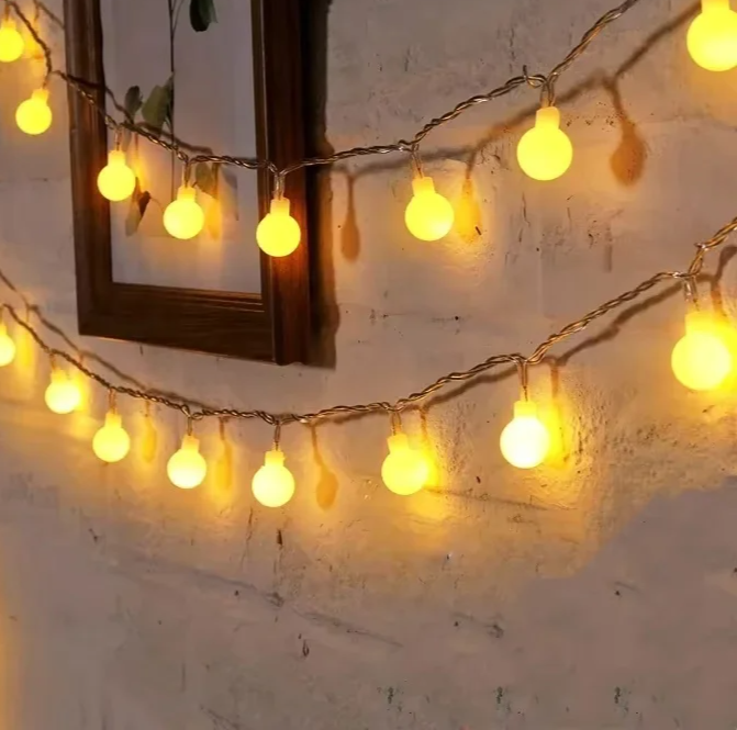 Wasserdichte LED-Lichterkette mit kugelförmigen Leuchten in verschiedenen Lichtfarben