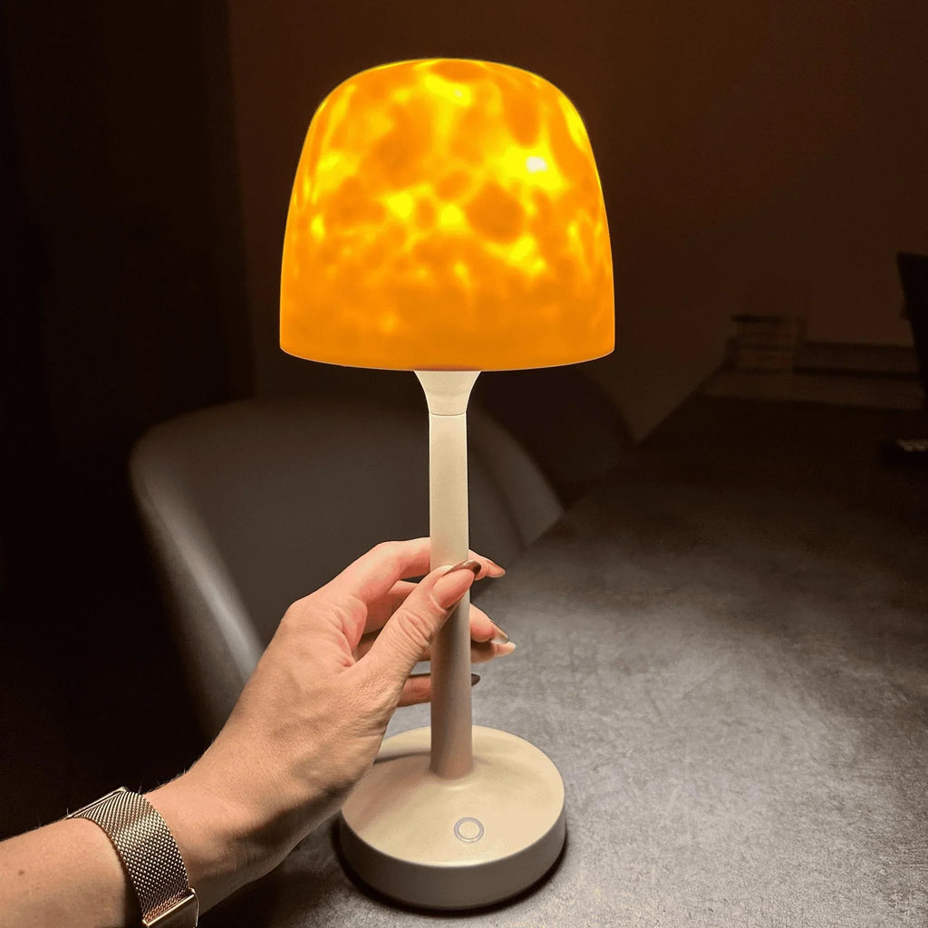 Kabellose beige Tischlampe mit warmem Aurora-Lichteffekt und strukturiertem Leuchtenschirm