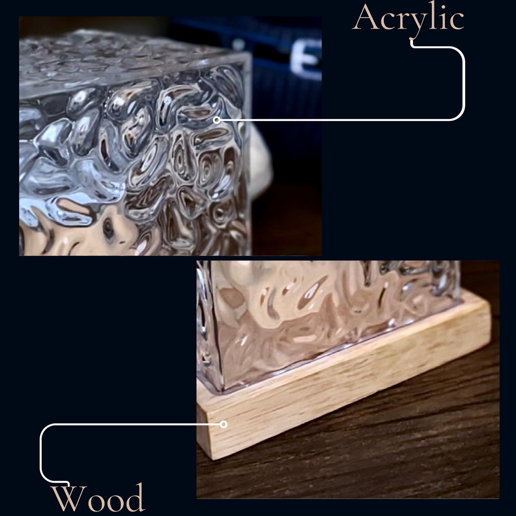 Aurora-Lampe in Würfelform mit strukturierter transparenter Lichtfläche und dunkler Basis in Holzoptik