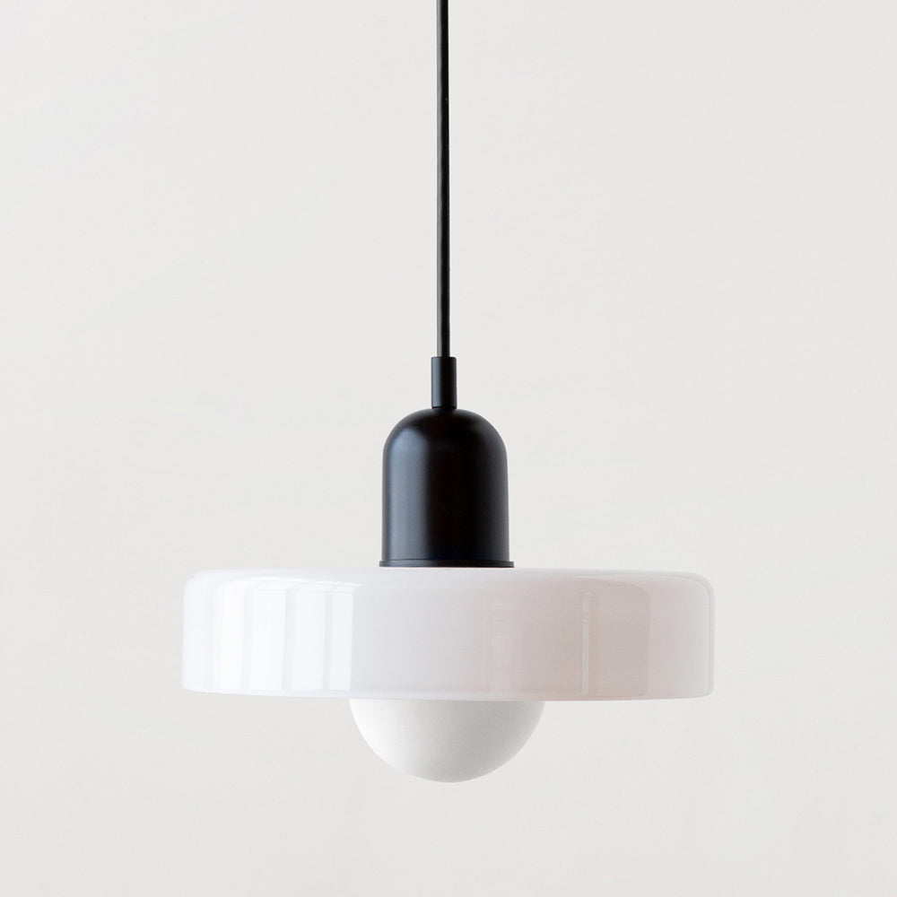 Höhenverstellbare Deckenlampe mit weißem Glasschirm, schwarzem Kabel und farbigem Leuchtenelement
