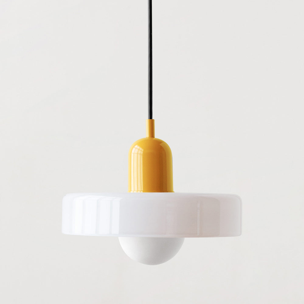 Höhenverstellbare Deckenlampe mit weißem Glasschirm, schwarzem Kabel und farbigem Leuchtenelement