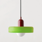 Höhenverstellbare Deckenlampe mit weißem Glasschirm, schwarzem Kabel und farbigem Leuchtenelement