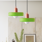 Höhenverstellbare Deckenlampe mit weißem Glasschirm, schwarzem Kabel und farbigem Leuchtenelement