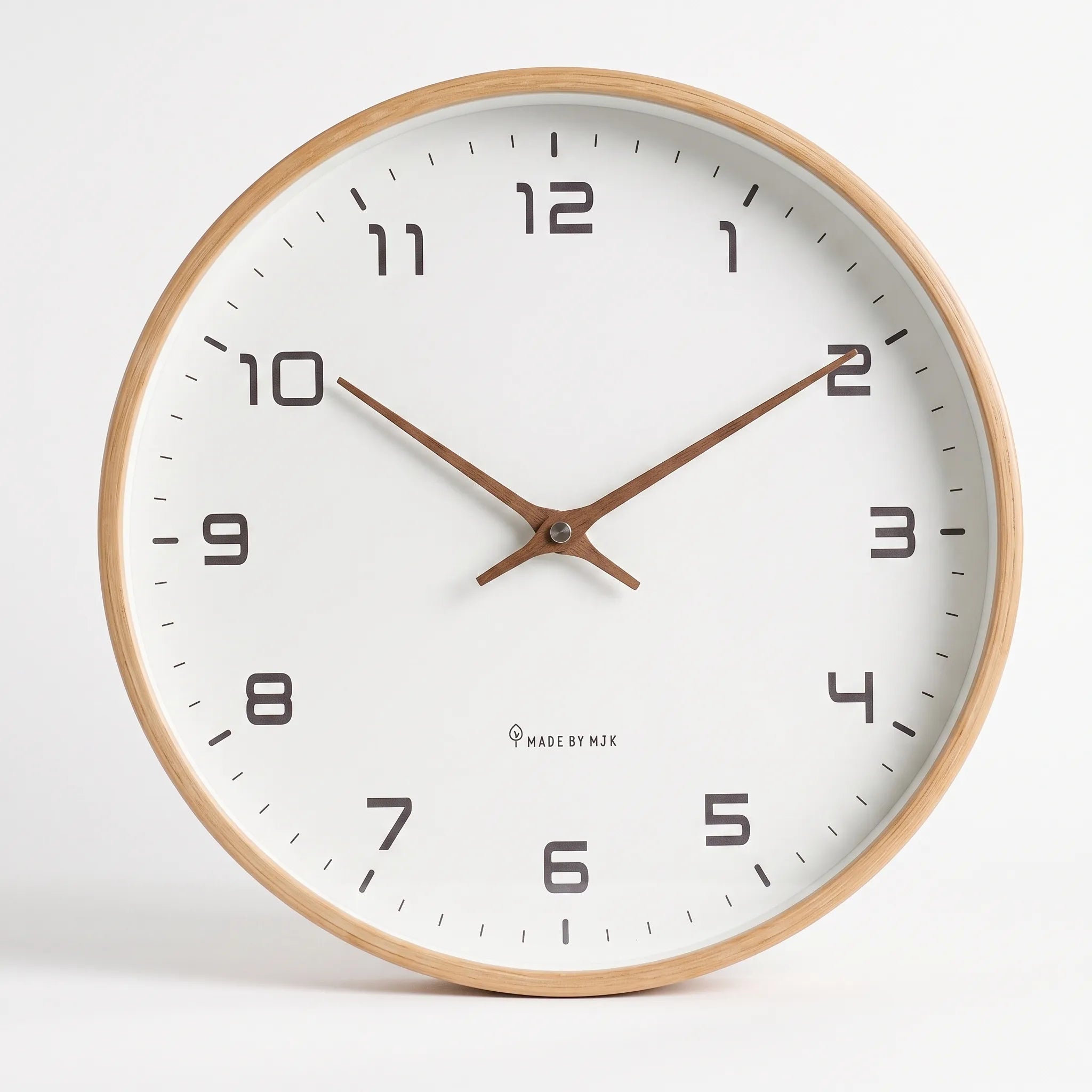 Chronis™ - Minimalistisch Gestaltete Runde Analoge Wanduhr
