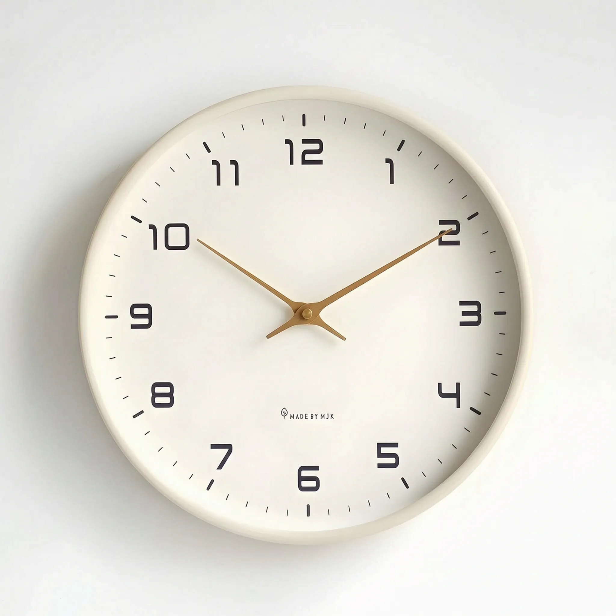 Chronis - Minimalistisch Gestaltete Runde Analoge Wanduhr
