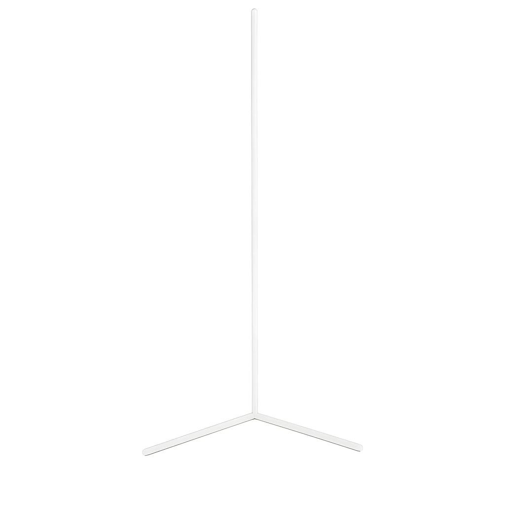 Schlanke LED-Eckstehlampe mit L-förmigem Standfuß neben einem Sofa