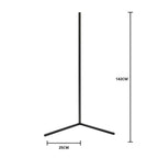 Schlanke LED-Eckstehlampe mit L-förmigem Standfuß neben einem Sofa