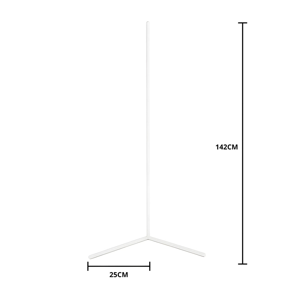 Schlanke LED-Eckstehlampe mit L-förmigem Standfuß neben einem Sofa