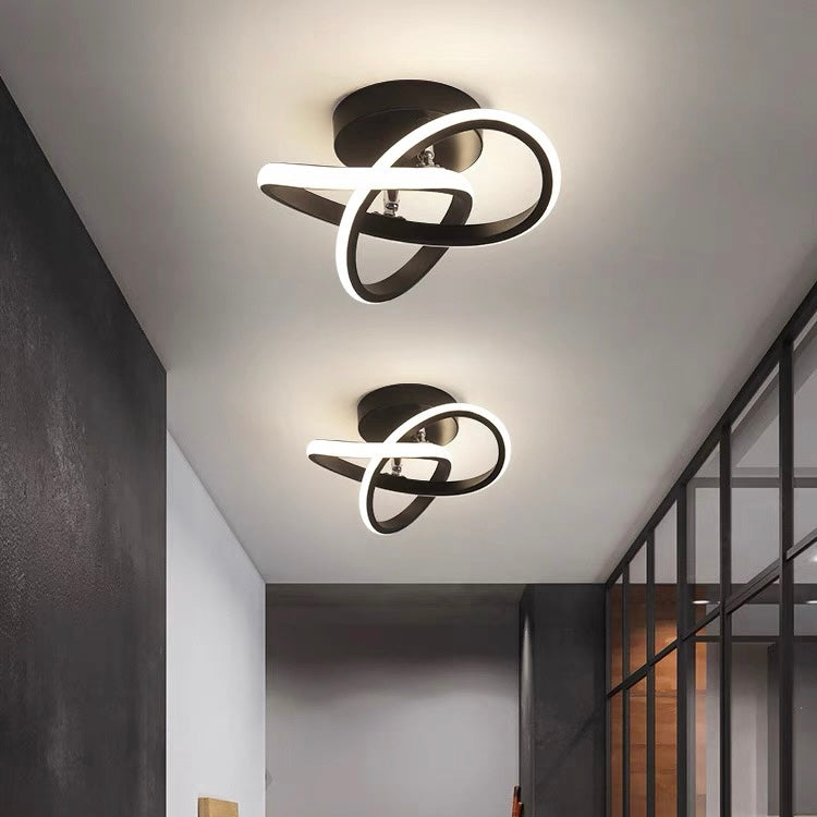 Moderne LED-Deckenleuchte mit verschlungenen Leuchtringen