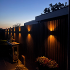 Schwarze Solar-LED-Wandleuchte mit warmweißem Licht nach oben und unten