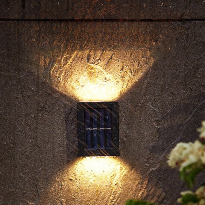 Schwarze Solar-LED-Wandleuchte mit warmweißem Licht nach oben und unten