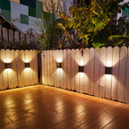 Schwarze Solar-LED-Wandleuchte mit warmweißem Licht nach oben und unten